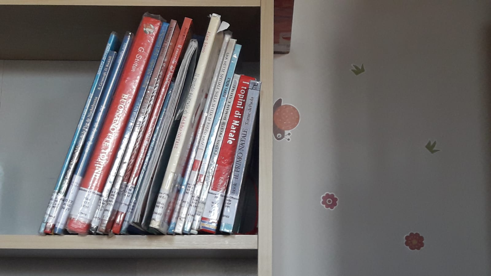 foto dello scaffale di libri per bambini a tema natalizio